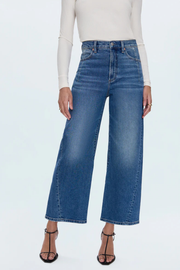 Pistola: Kyra in Soho