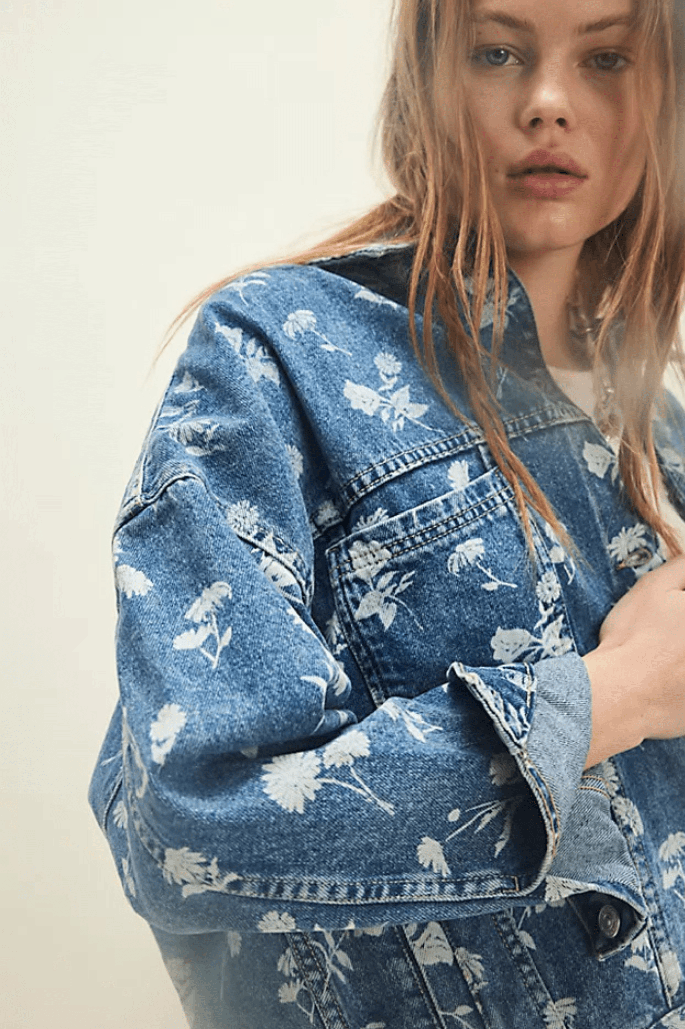 Free People: Opal Swing Denim Jacket in Fallen Daisy - J. Cole ShoesFREE PEOPLEFree People: Opal Swing Denim Jacket in Fallen Daisy